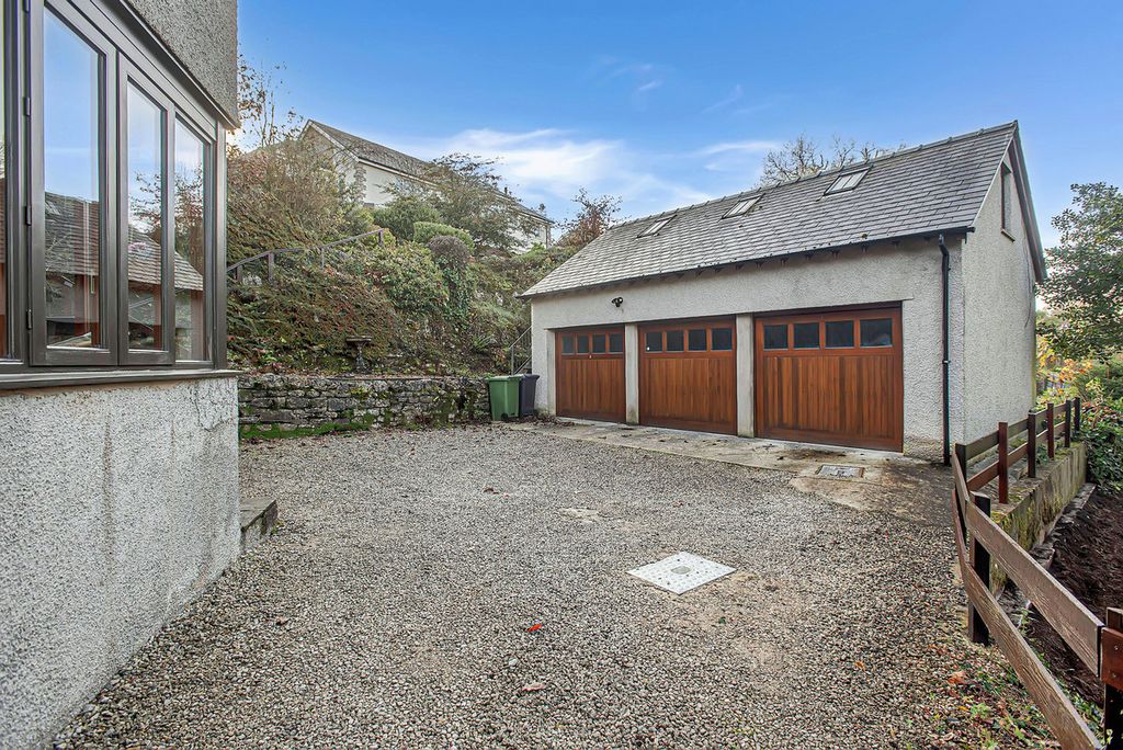 Property photo 2 of 33