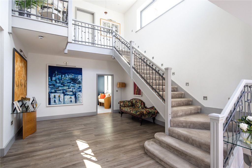 Property photo 2 of 24 Entrance Hall