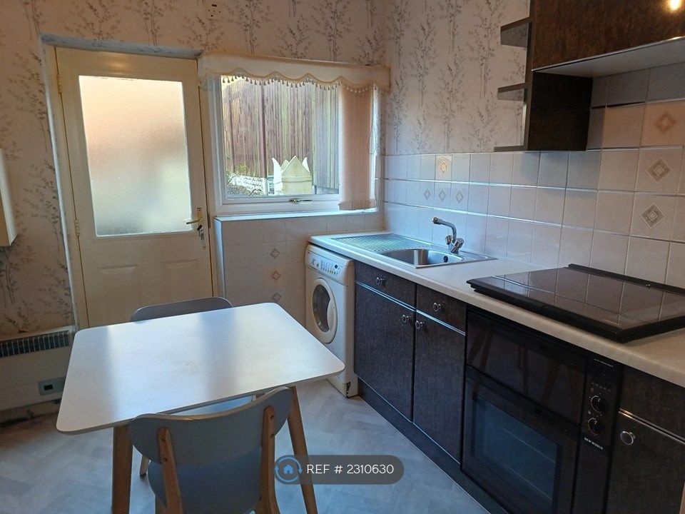 Property photo 2 of 7 Fully Fitted Kitchen