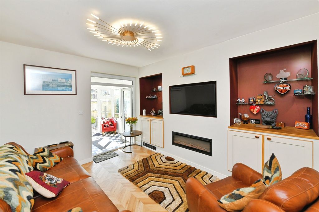 Property photo 2 of 18