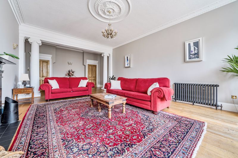 Property photo 3 of 27 Lounge