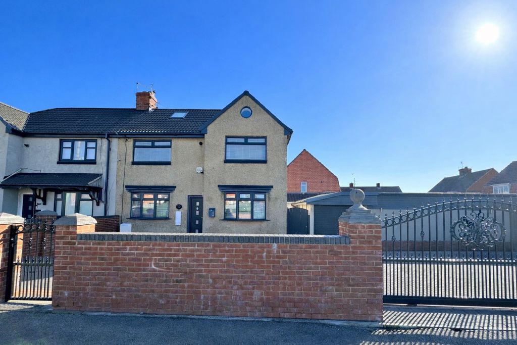 Property photo 2 of 31 F4Bc79D7-767A-492D-9D98-968E46Eec488