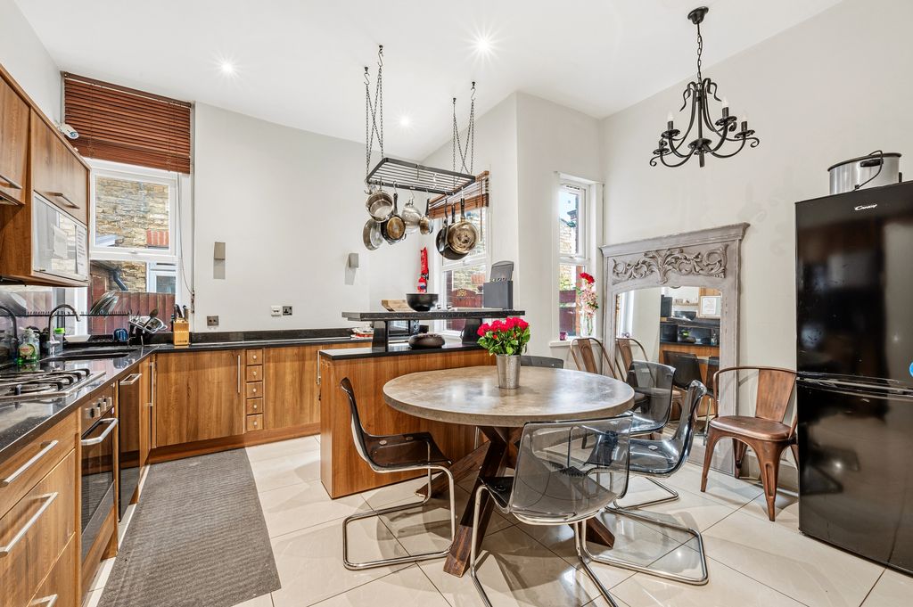 Property photo 2 of 19 Picture No. 15