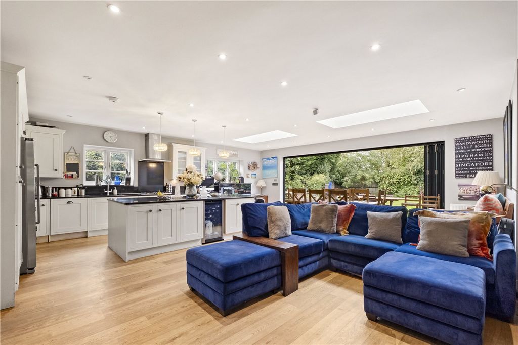 Property photo 2 of 11 Reception /Kitchen