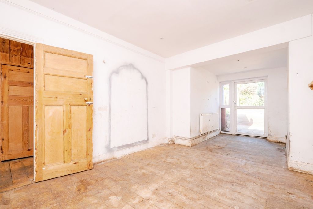 Property photo 3 of 19 Photo