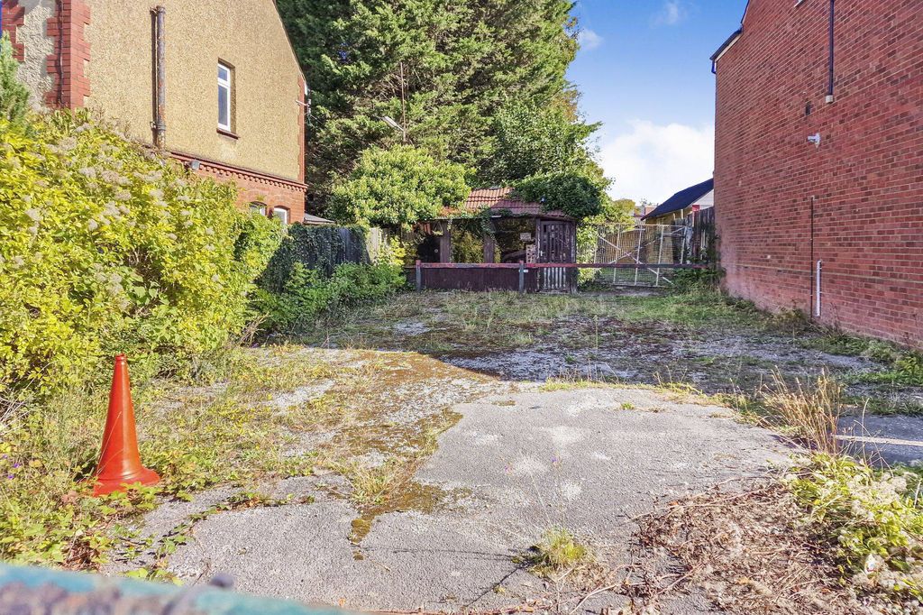 Property photo 3 of 7 28 Oakley Road, Luton, Lu4 9Pu