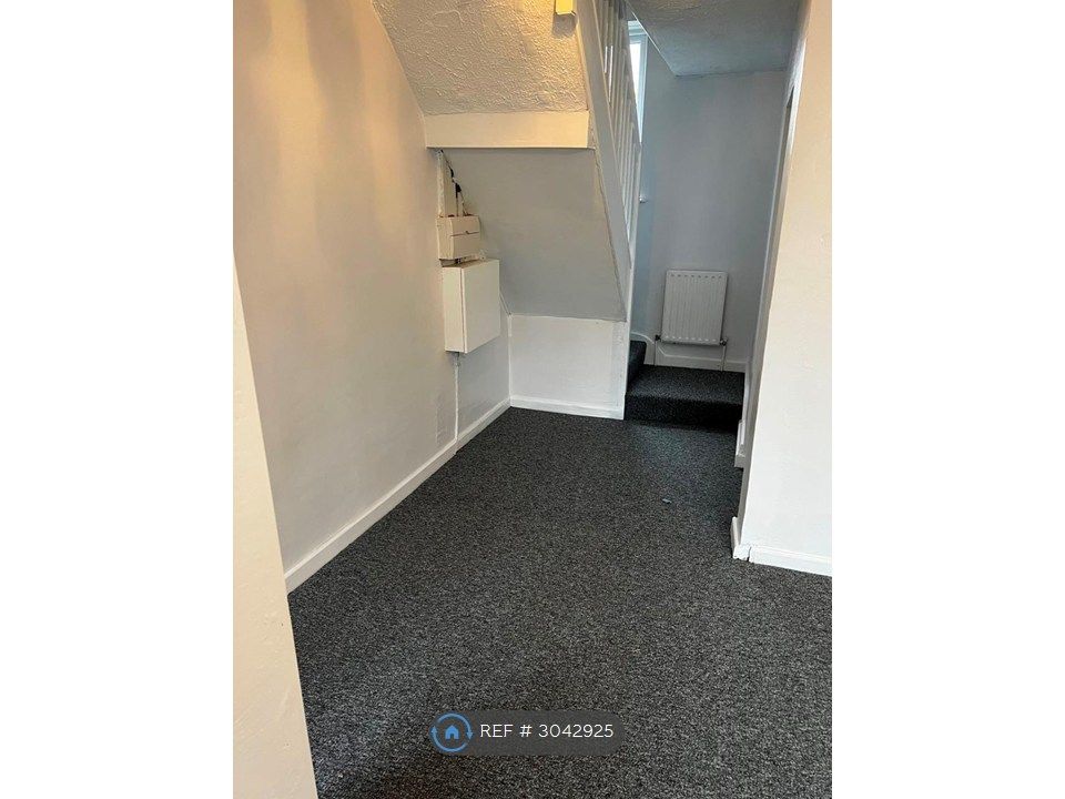 Property photo 2 of 10 Hallway
