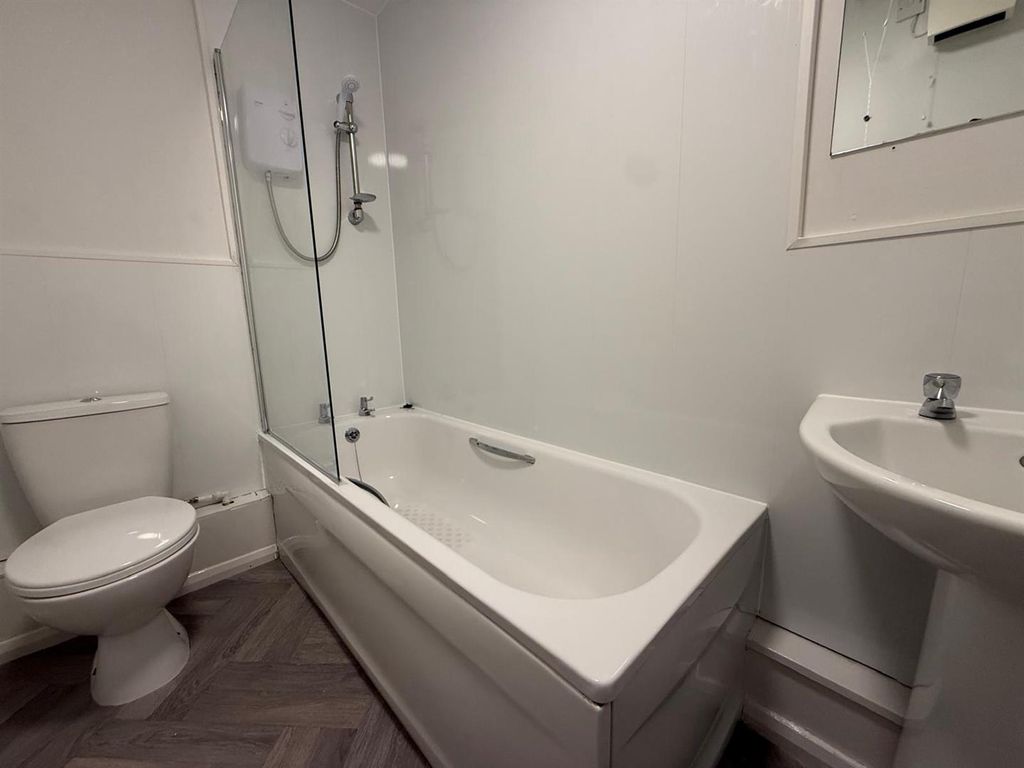 Property photo 1 of 6 Bathroom.Jpeg