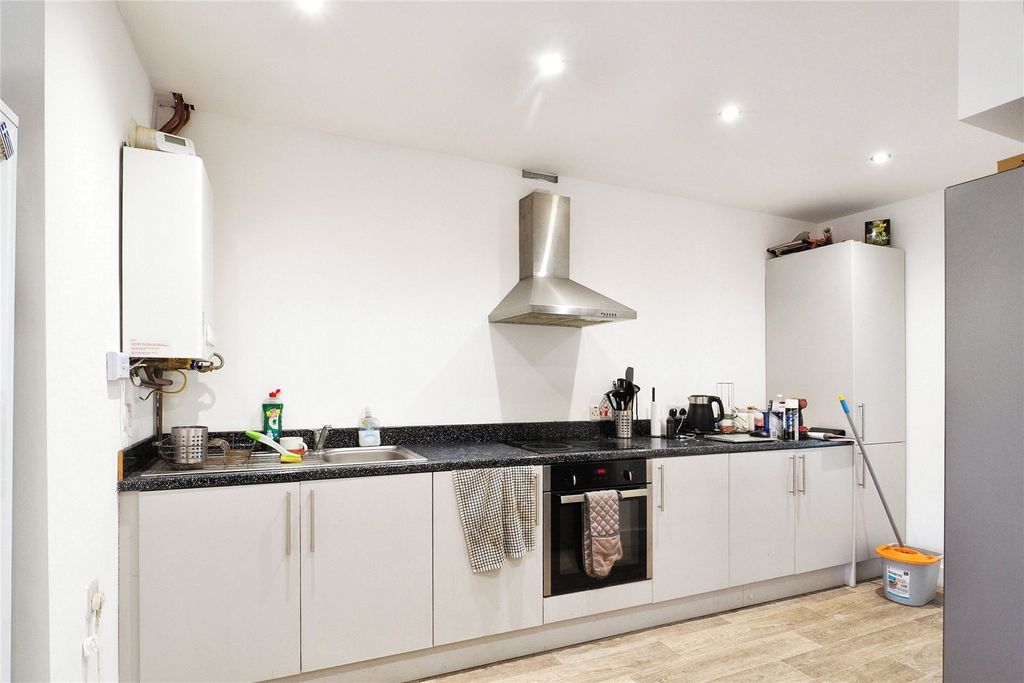 Property photo 2 of 15 Fitted Kitchen