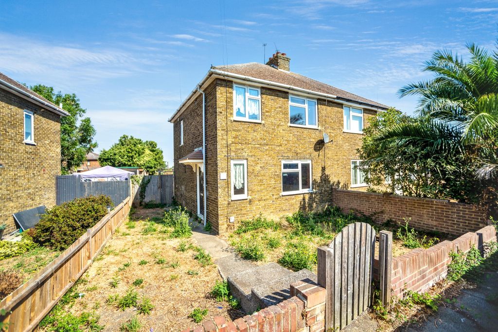 Property photo 1 of 17 3 Jubilee Crescent, Queenborough, Kent, Me11 5Er