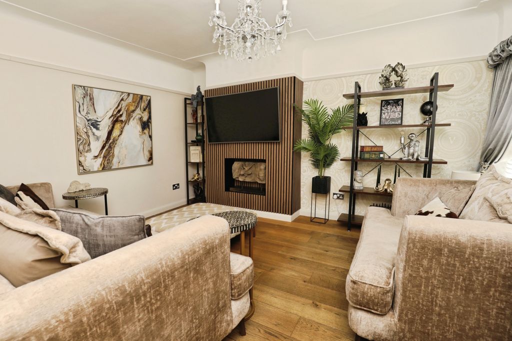 Property photo 2 of 17 Lounge