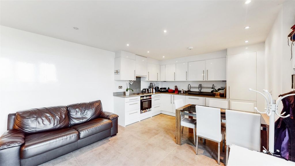 Property photo 2 of 8 Metropolitan_Court_High_Road_11222020_011611.Jpg