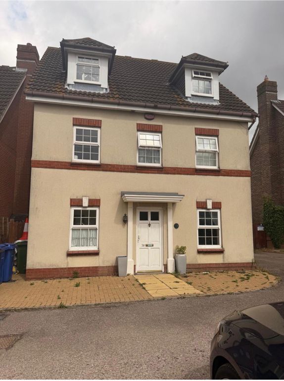 Property photo 1 of 10 A Bright And Furnished Room Available