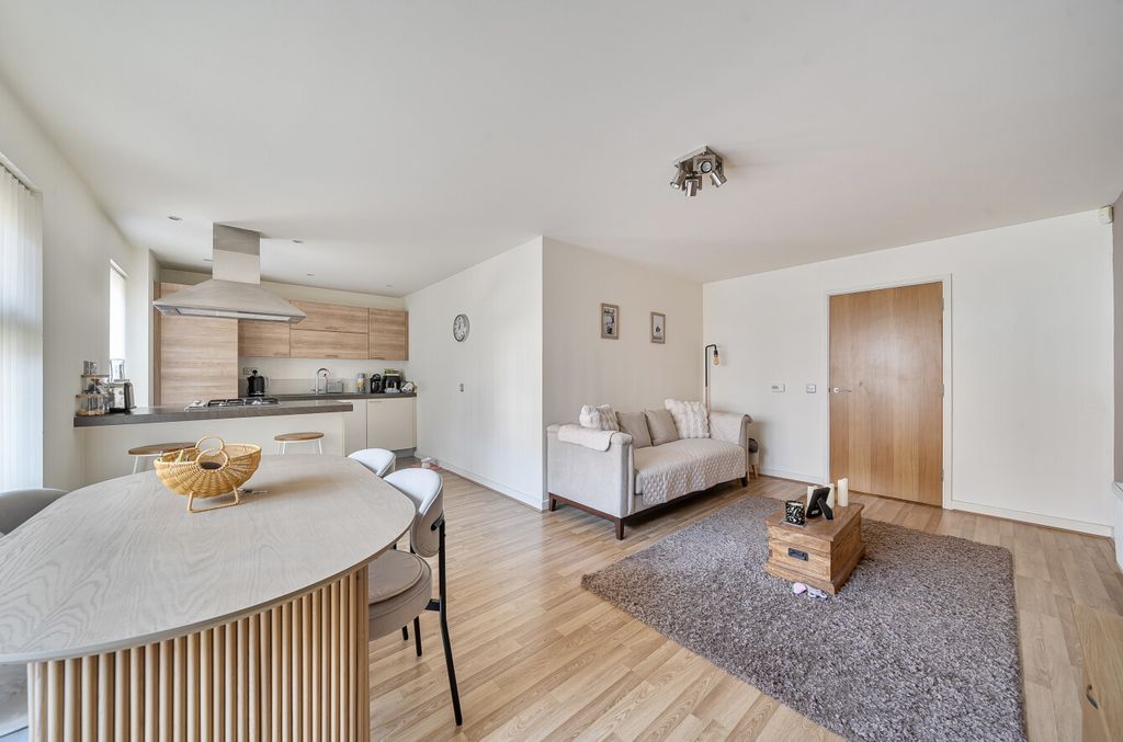 Property photo 2 of 13 1429731-10-69Bbfd...