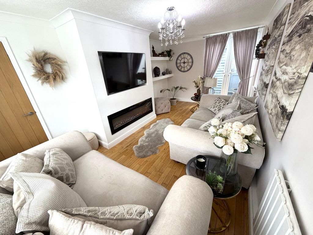 Property photo 3 of 24 Lounge