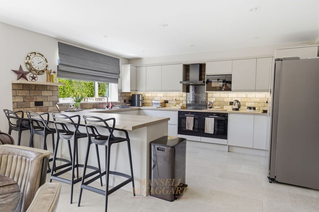 Property photo 2 of 32