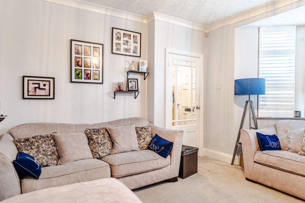 Property photo 2 of 22 Lounge1