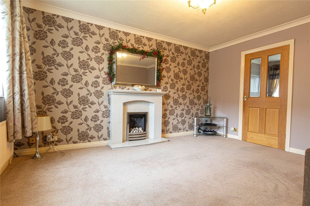 Property photo 3 of 21 Lounge