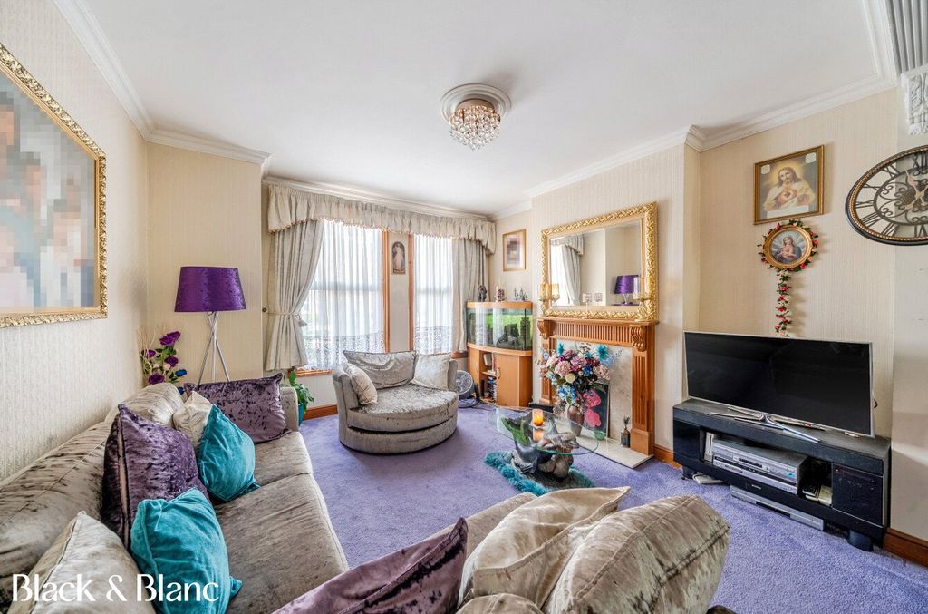 Property photo 3 of 18 Living Room