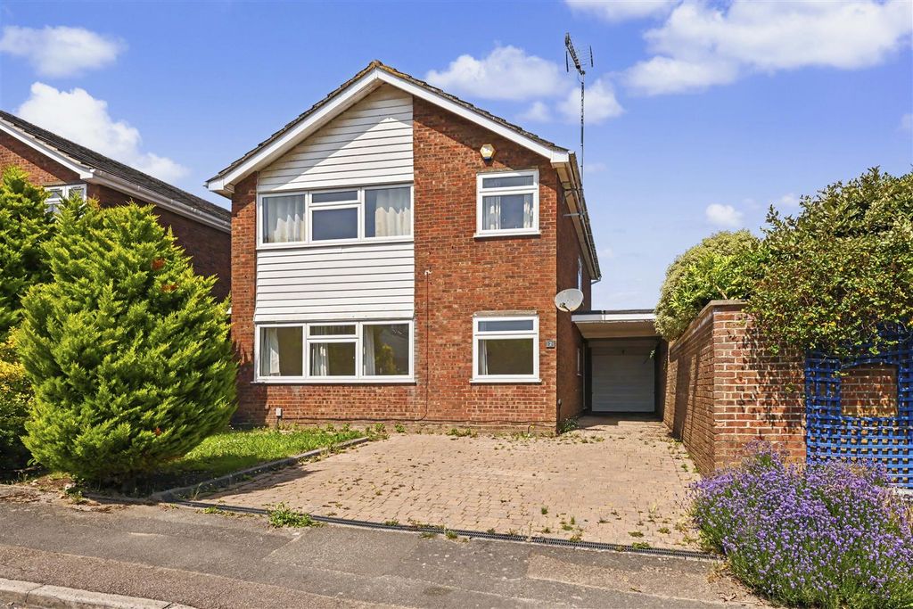Property photo 1 of 12 Fairfield-Close-01.Jpg