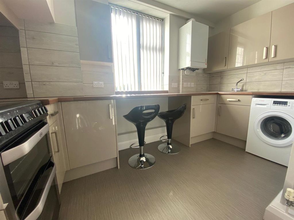 Property photo 1 of 8 Kitchen