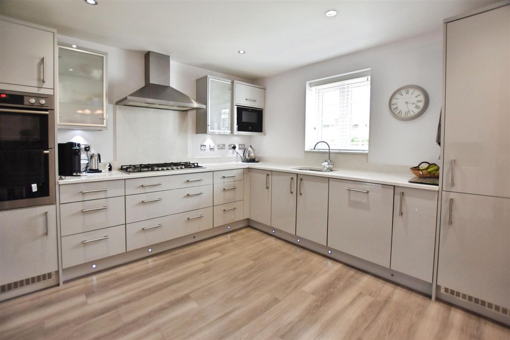 Property photo 3 of 16 Dining Kitchen