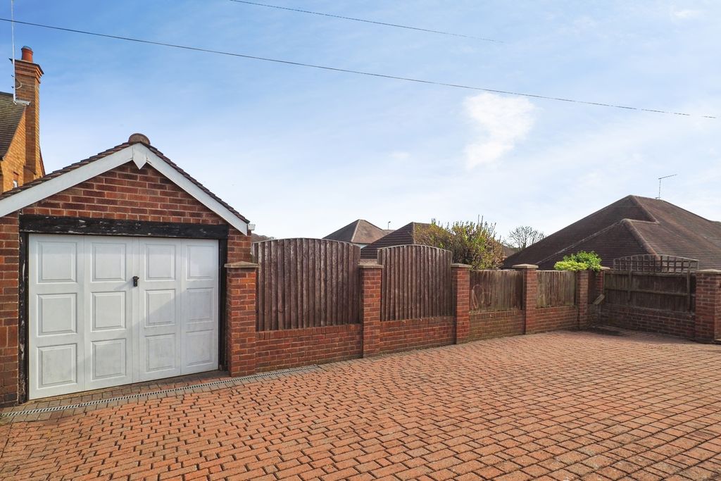 Property photo 2 of 20 Garage &amp; Driveway