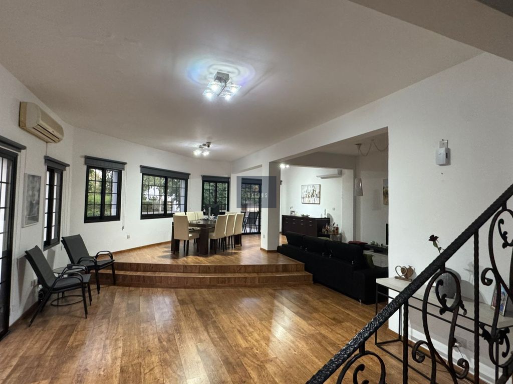 Property photo 2 of 27