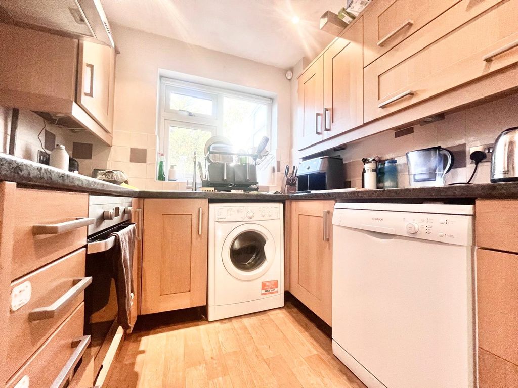 Property photo 3 of 10 Kitchen