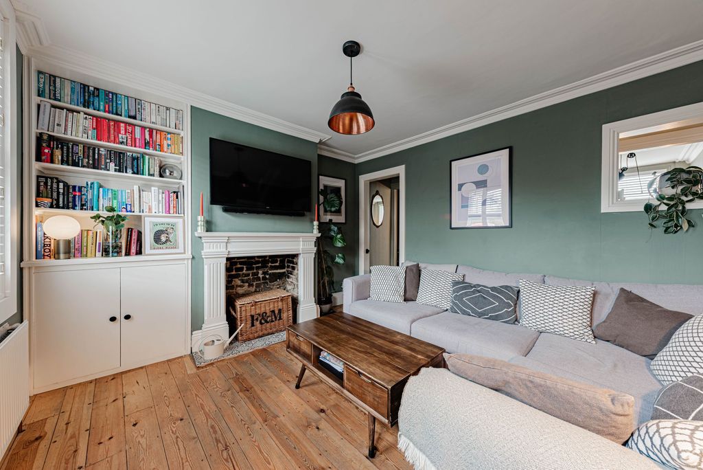 Property photo 2 of 24 Living Room (1)