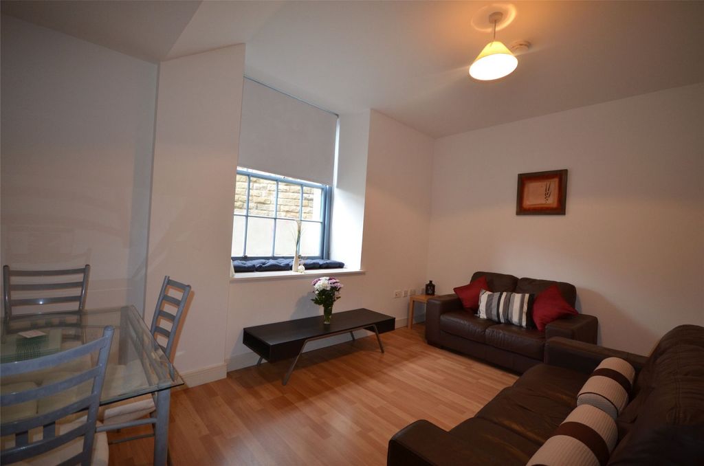 Property photo 3 of 8 Lounge