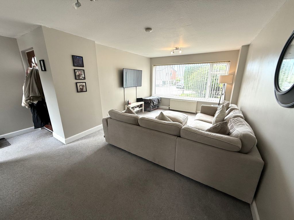 Property photo 3 of 18 Lounge B.Jpg