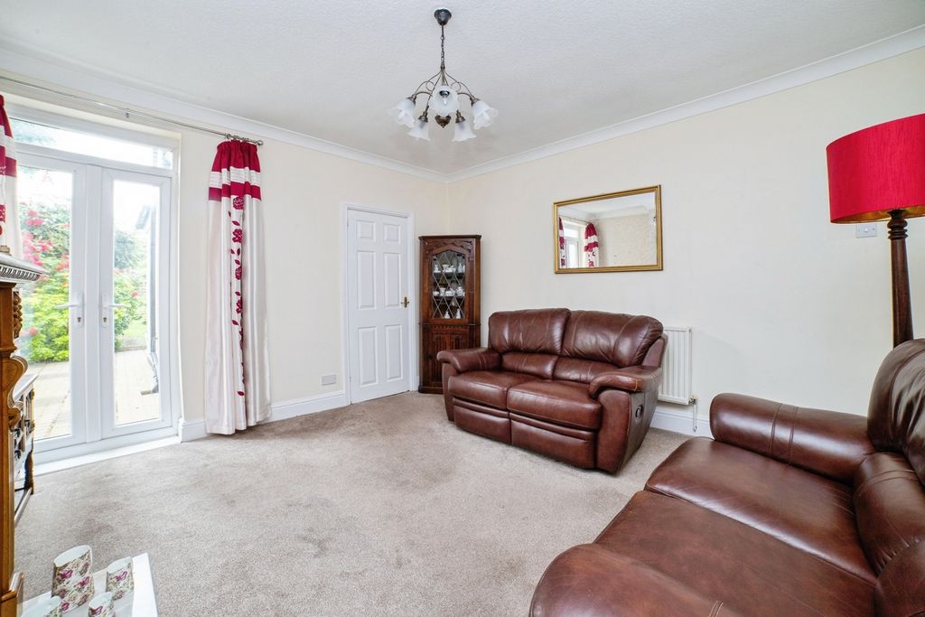 Property photo 3 of 16 Lounge