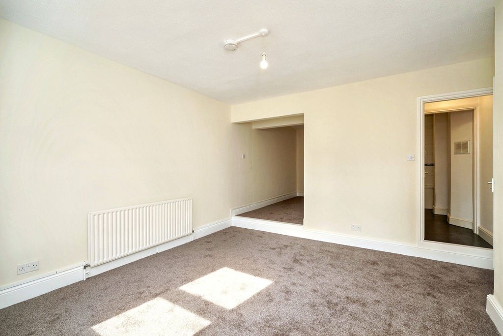 Property photo 2 of 15 9B Farningham Road, Caterham, Cr3 6Ll