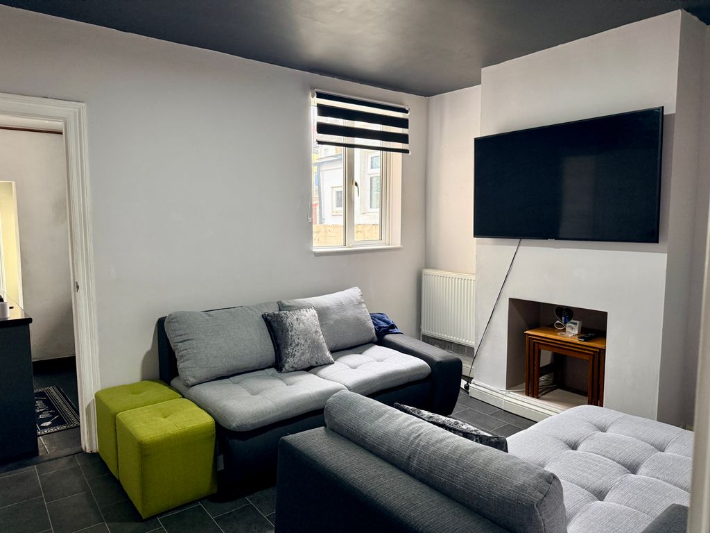 Property photo 3 of 13 Lounge