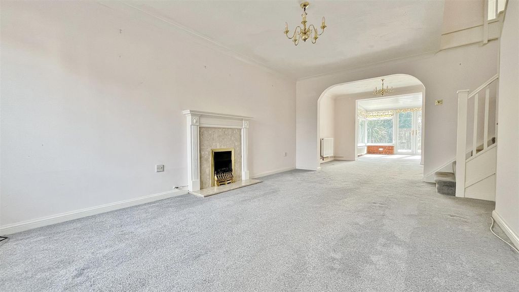 Property photo 3 of 24 Lounge