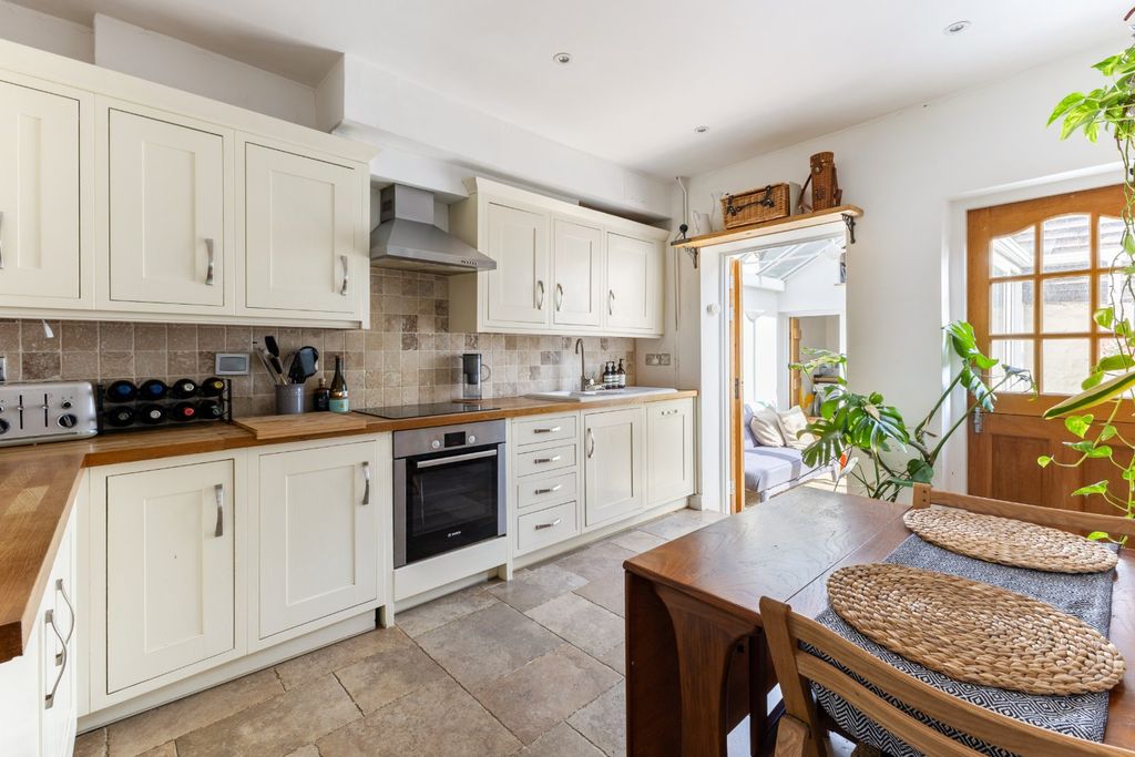 Property photo 3 of 10 Kitchen