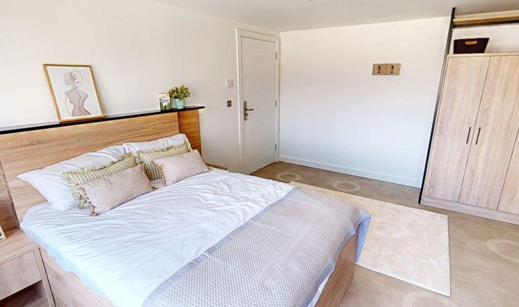 Property photo 1 of 17 Bedroom