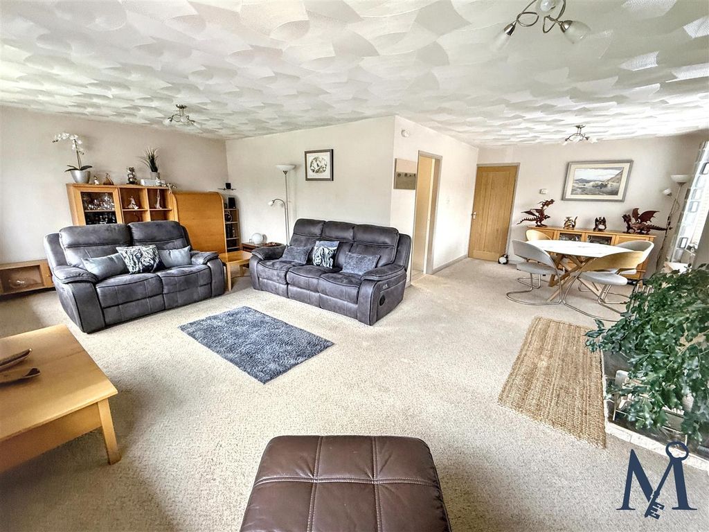 Property photo 2 of 25 Open Plan Living Room / Diner