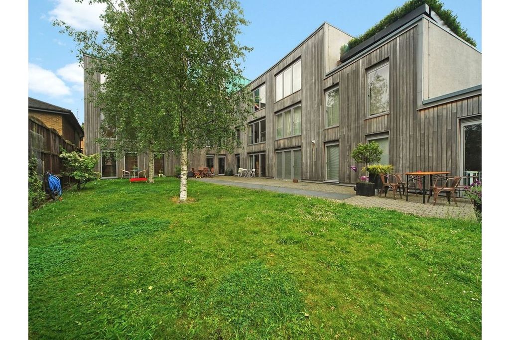 Property photo 3 of 23 Garden Apartment