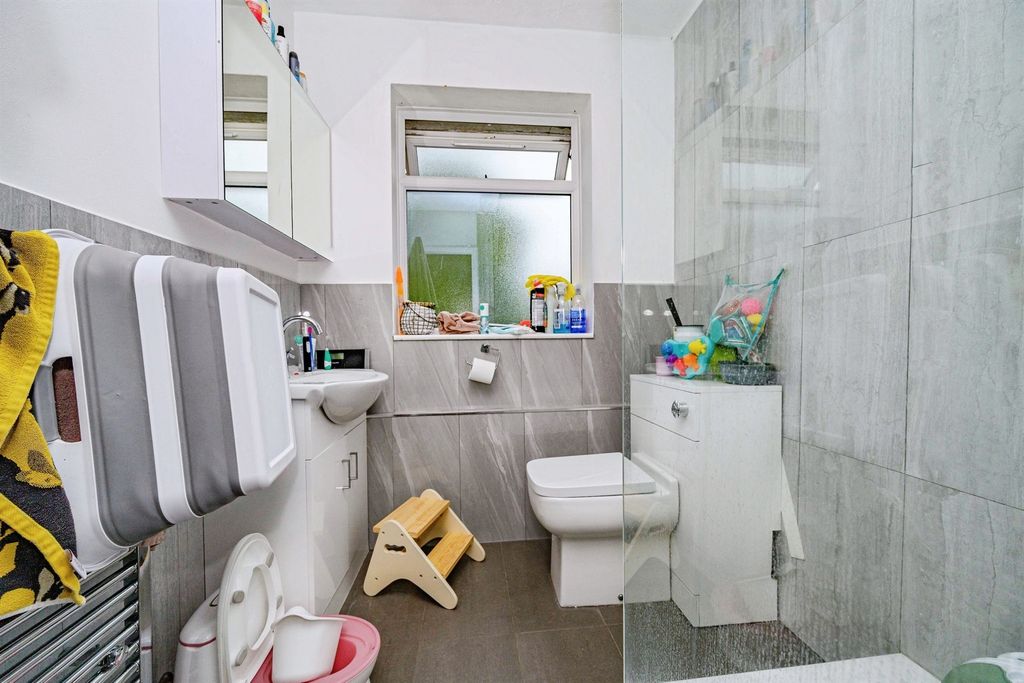 Property photo 3 of 11