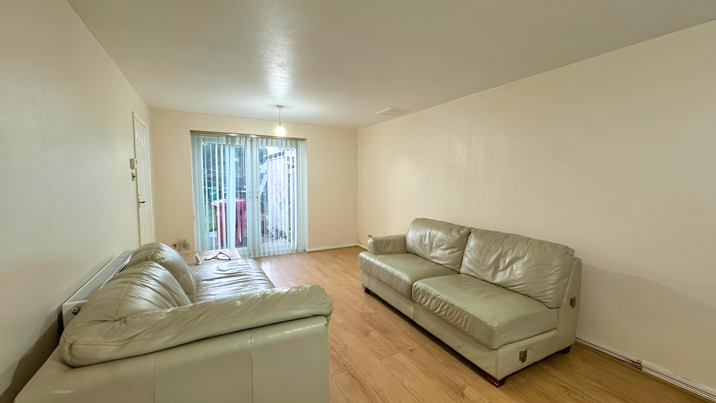 Property photo 2 of 8 Whatsapp Image 2025-12-09 At 12.23.32 (5)-Fotor-20251209123530