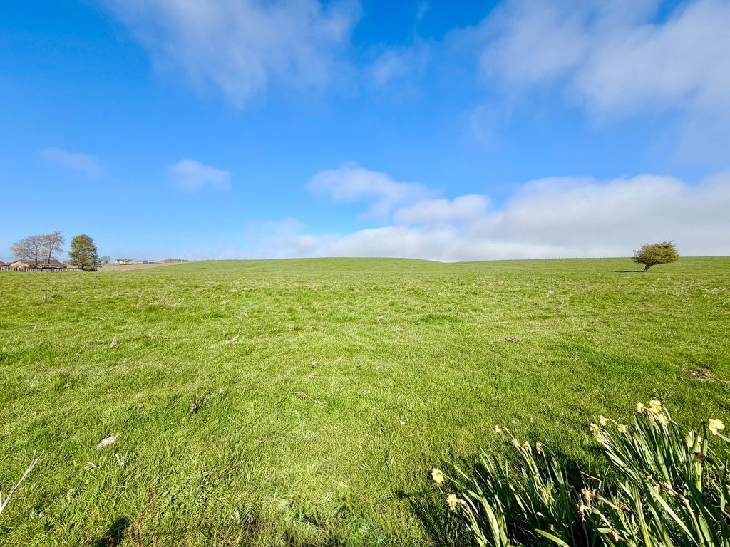 Property photo 2 of 28