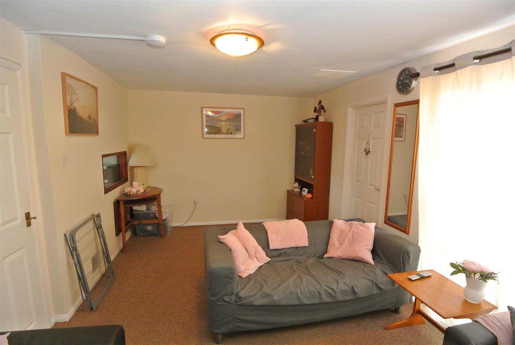 Property photo 2 of 15 Communal Living Room 2.Jpg