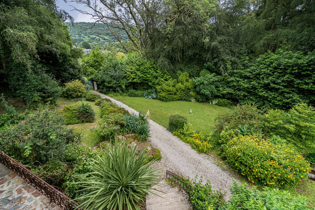 Property photo 2 of 42 Garden