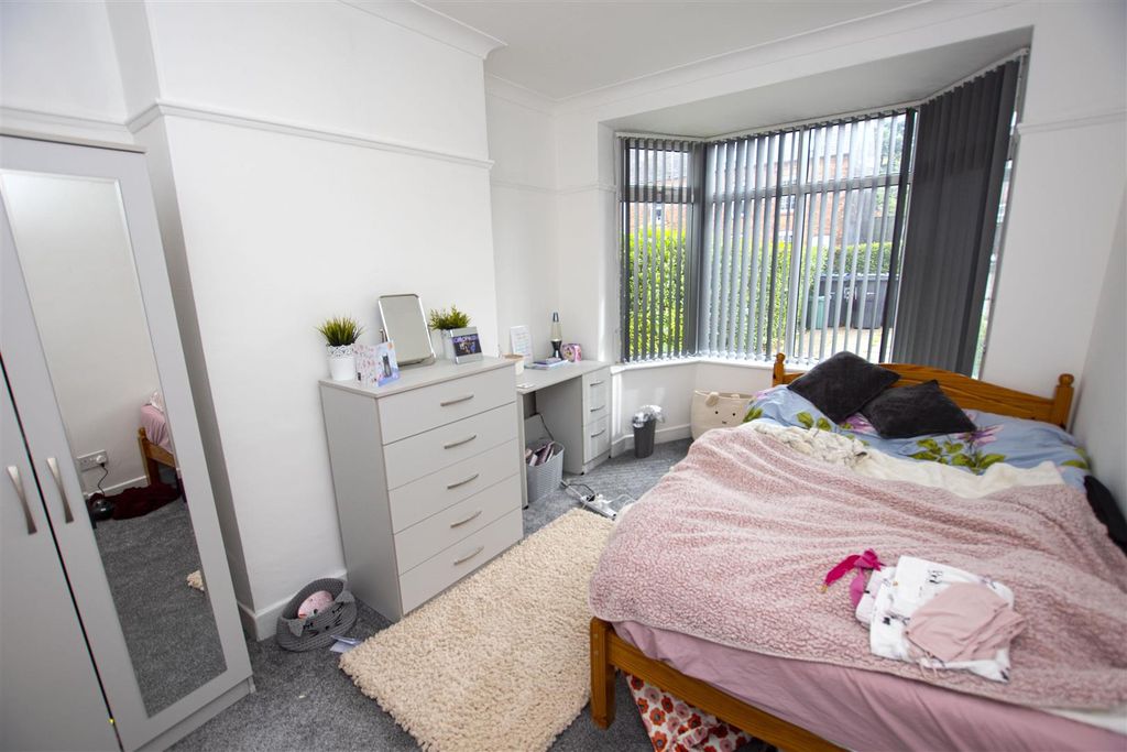 Property photo 3 of 12 Approach