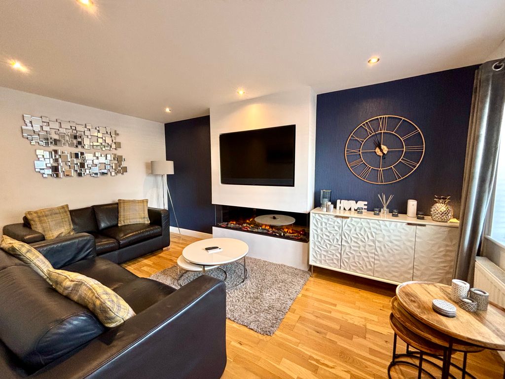 Property photo 3 of 17 Lounge