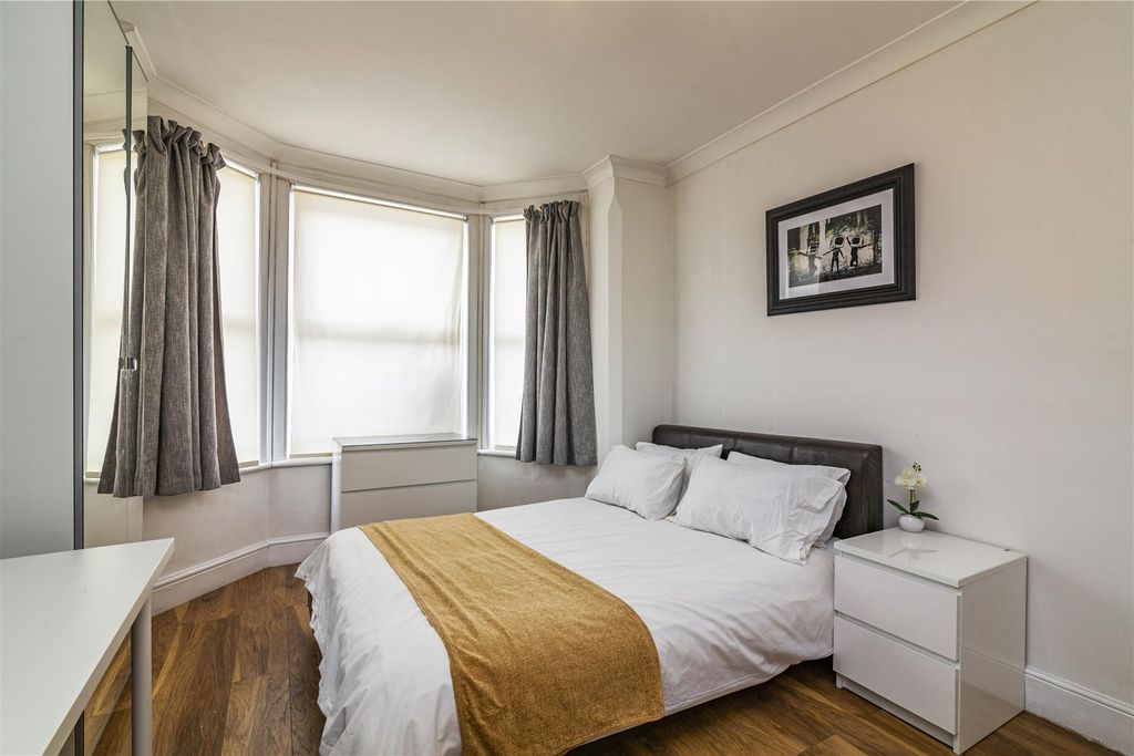 Property photo 2 of 6 17Roseburyave (8 Of 31).Jpg