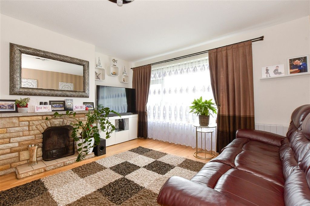 Property photo 3 of 10 Lounge