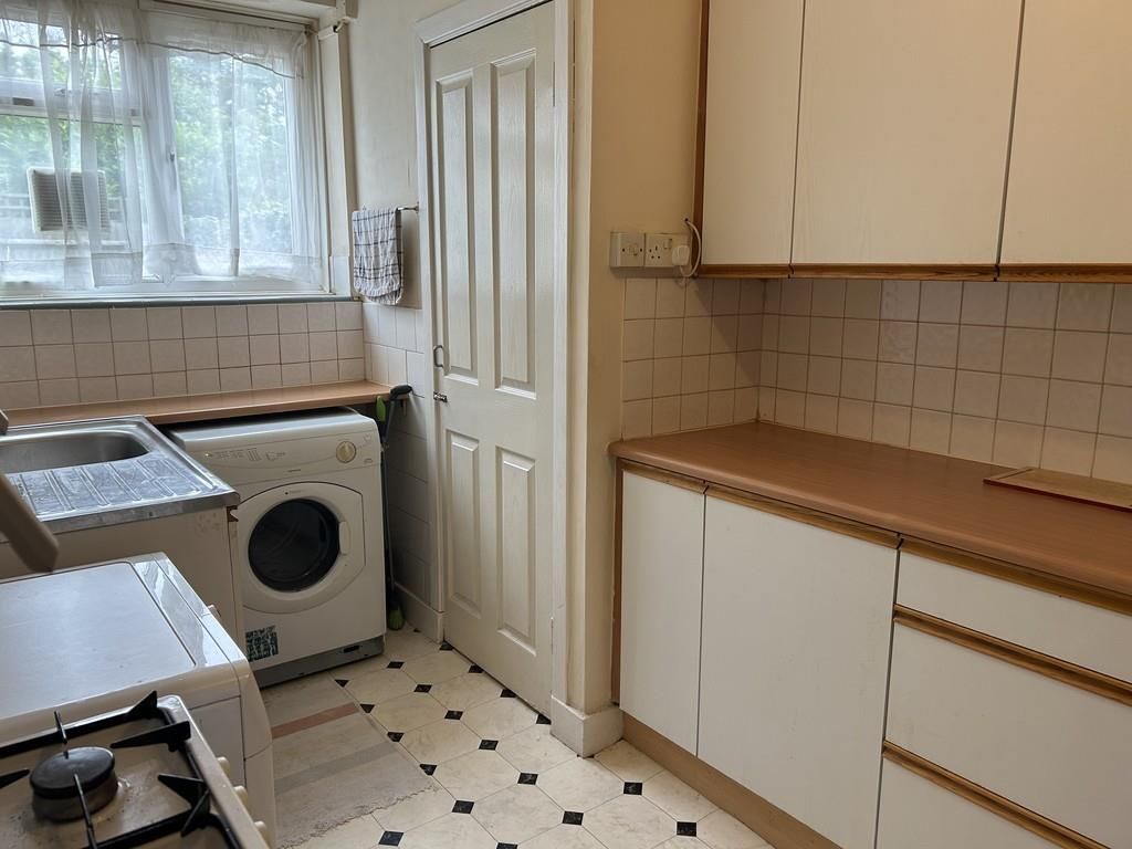 Property photo 3 of 10 Kitchen